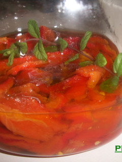 Una foto de Pimientos rojos asados al aceite con hierbabuena