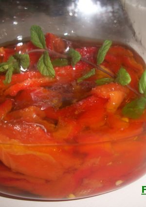 Una foto de Pimientos rojos asados al aceite con hierbabuena