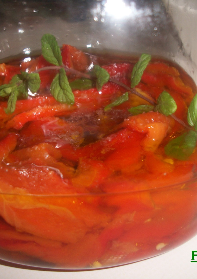 Una foto de Pimientos rojos asados al aceite con hierbabuena