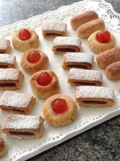 Una foto de Panellets de naranja, membrillo y cerezas