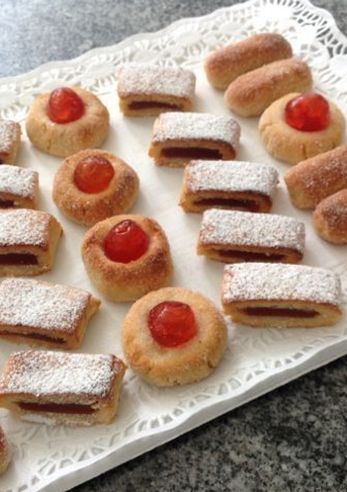Una foto de Panellets de naranja, membrillo y cerezas