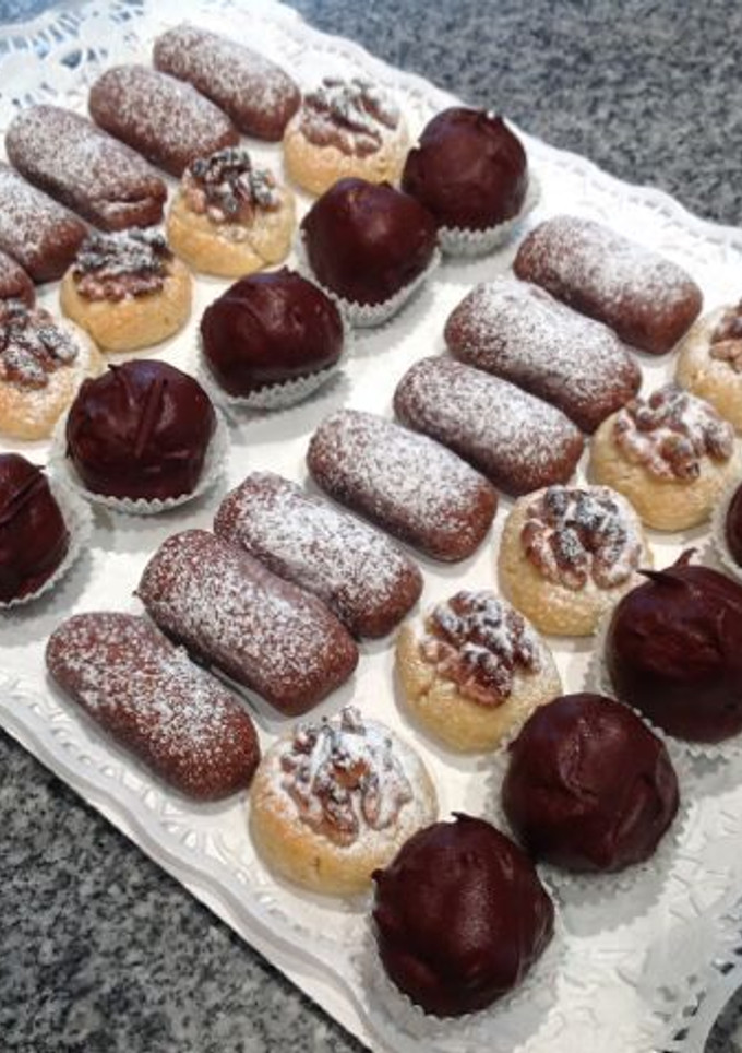Una foto de Panellets de chocolate, vainilla y coco bañado en chocolate