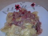 Tortellini con salsa bacon y cebolla caramelizada