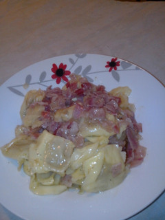 Una foto de Tortellini con salsa bacon y cebolla caramelizada