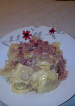 Una foto de Tortellini con salsa bacon y cebolla caramelizada
