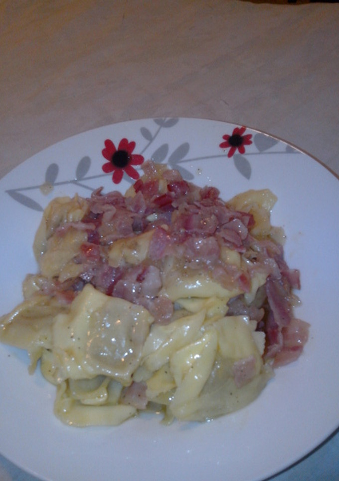 Una foto de Tortellini con salsa bacon y cebolla caramelizada