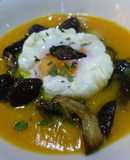 Crema de calabaza con hongos y huevo poche