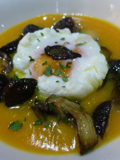 Una foto de Crema de calabaza con hongos y huevo poche
