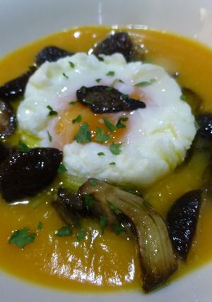 Una foto de Crema de calabaza con hongos y huevo poche