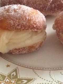 Una foto de Bombas de crema pastelera y azúcar