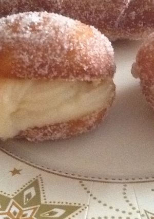 Una foto de Bombas de crema pastelera y azúcar