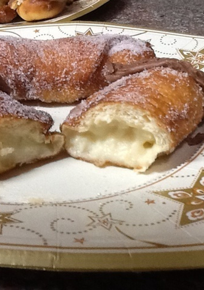 Una foto de Xuxos de crema pastelera y azúcar