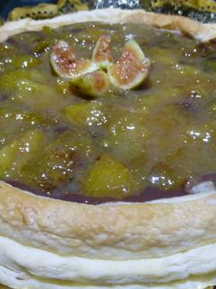 Una foto de Tarta de hojaldre con natillas de chocolate e higos
