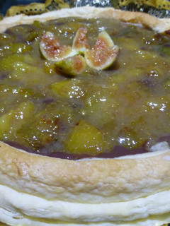 Una foto de Tarta de hojaldre con natillas de chocolate e higos