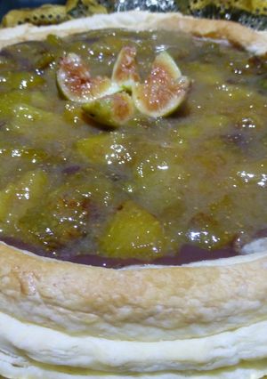 Una foto de Tarta de hojaldre con natillas de chocolate e higos