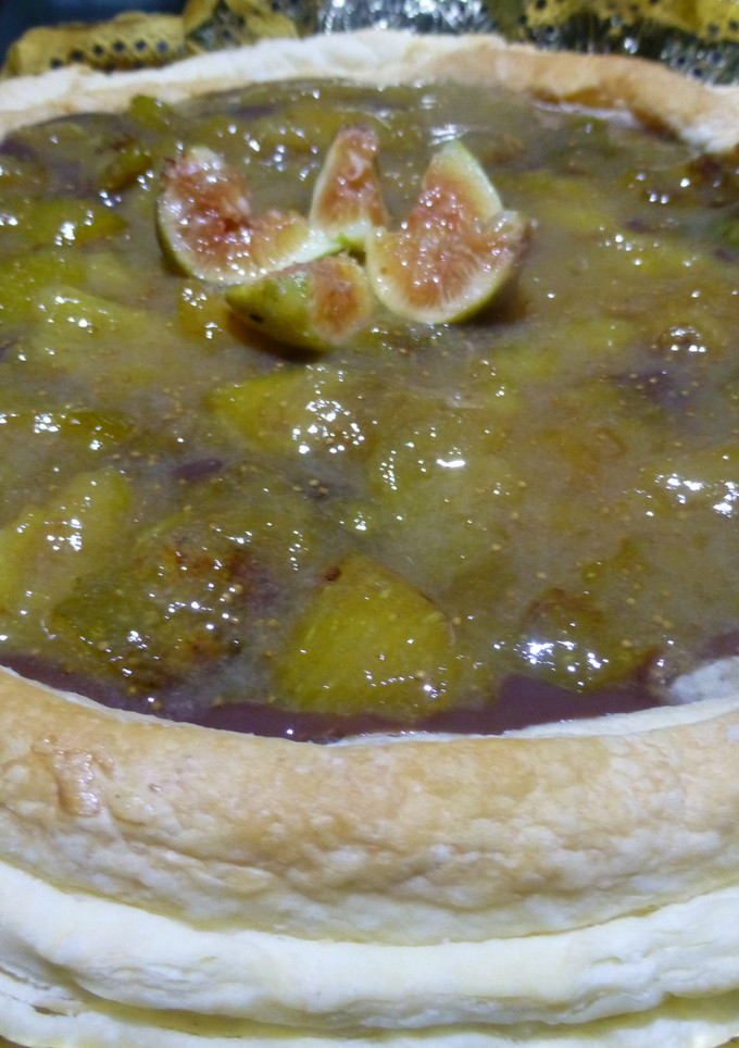 Una foto de Tarta de hojaldre con natillas de chocolate e higos
