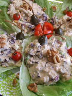 Una foto de Lechuga rellena de salmón y salsa tártara
