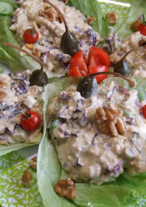 Una foto de Lechuga rellena de salmón y salsa tártara
