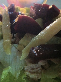Una foto de Ensalada con remolacha y lechuga