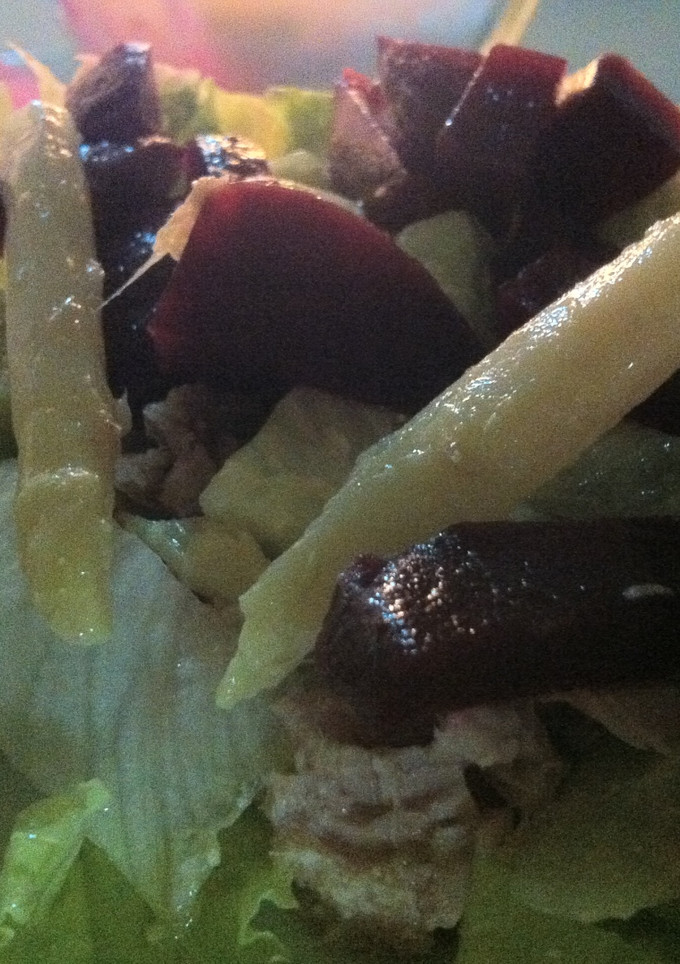 Una foto de Ensalada con remolacha y lechuga