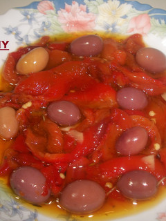 Una foto de Pimientos rojos macerados con aceitunas