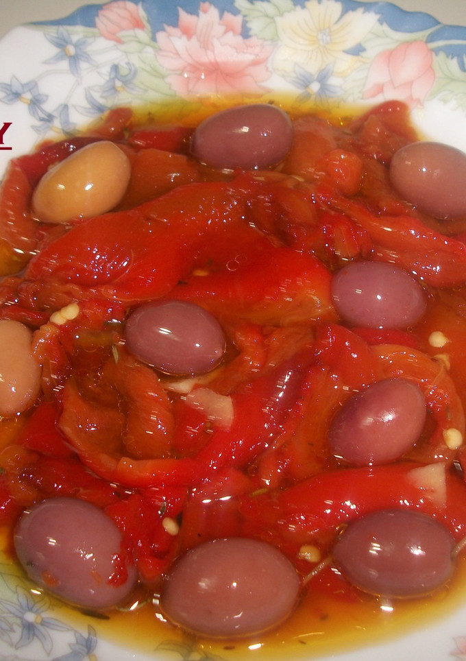 Una foto de Pimientos rojos macerados con aceitunas