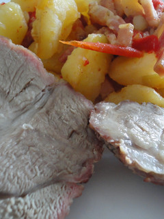 Una foto de Magro de cabeza al horno con acompañamiento