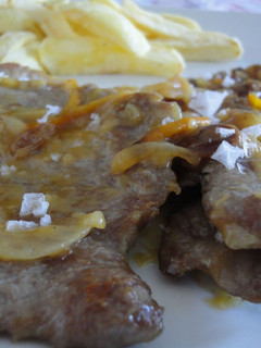Una foto de Secreto ibérico con salsa de naranja y pasas