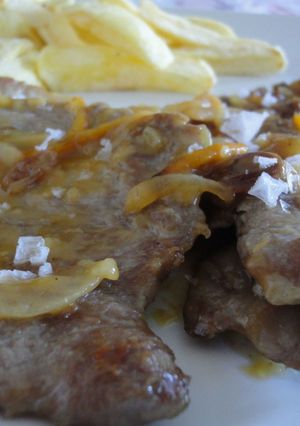 Una foto de Secreto ibérico con salsa de naranja y pasas