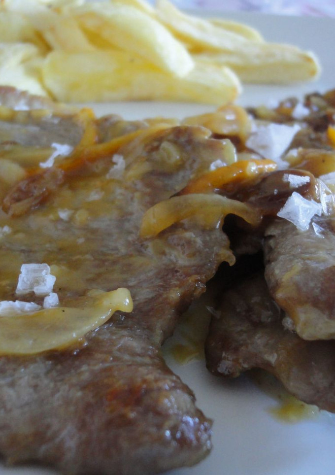 Una foto de Secreto ibérico con salsa de naranja y pasas