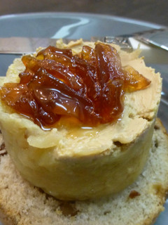 Una foto de Entrante de manzana, foie y cebolla caramelizada