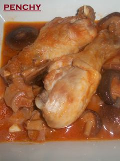 Una foto de jamoncitos de pollo con setas Shii-Take