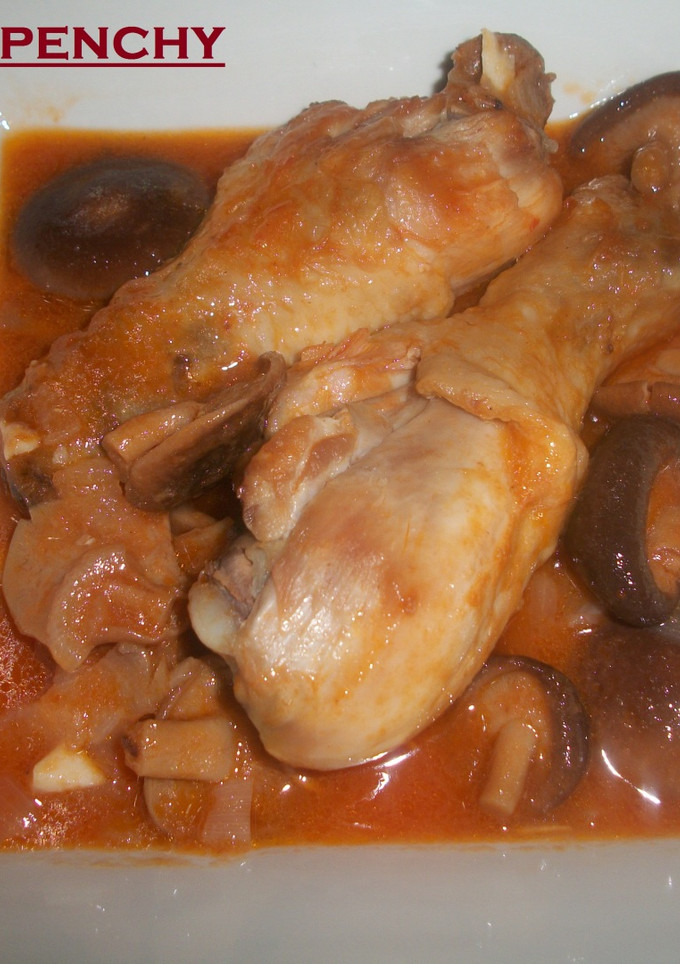 Una foto de jamoncitos de pollo con setas Shii-Take