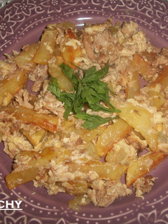 Una foto de Patatas fritas revueltas con atún