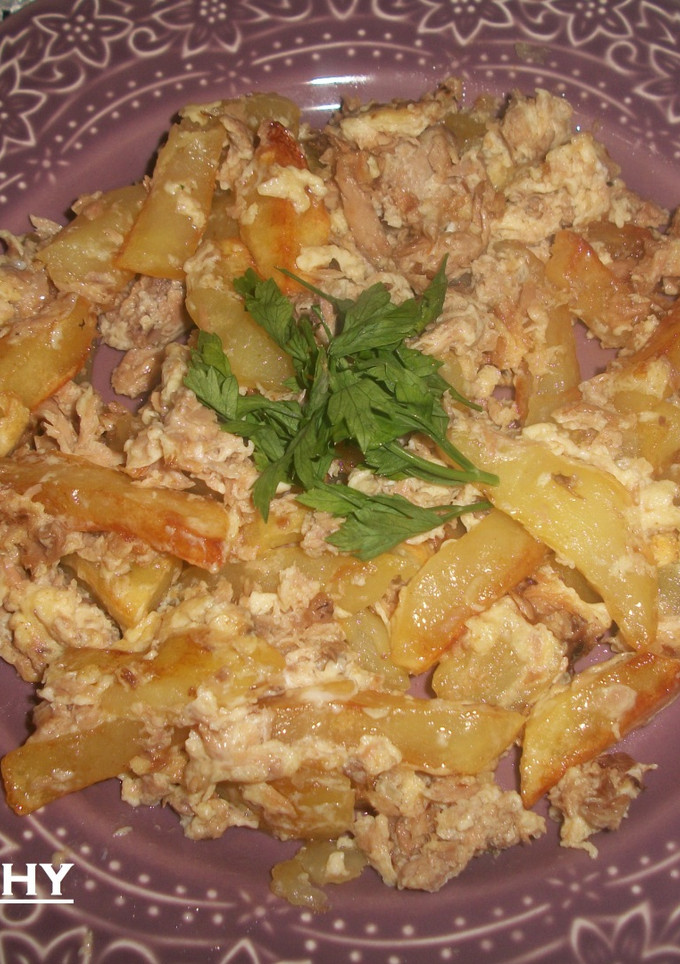 Una foto de Patatas fritas revueltas con atún