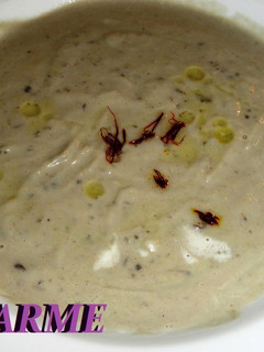 Una foto de Crema de berenjena al azafrán