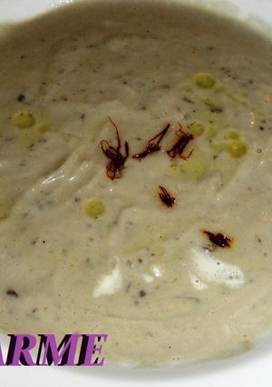 Una foto de Crema de berenjena al azafrán