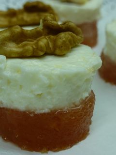 Una foto de Postre de otoño con membrillo, queso y nueces