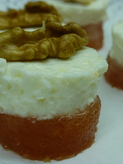 Una foto de Postre de otoño con membrillo, queso y nueces