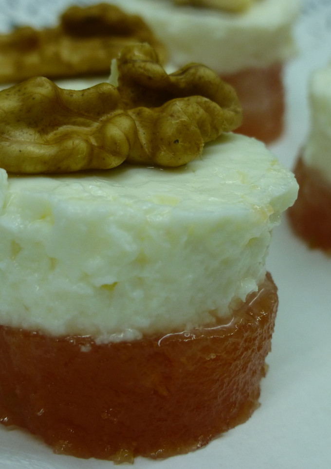 Una foto de Postre de otoño con membrillo, queso y nueces
