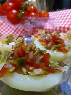 Una foto de Cesta de patata con ensalada