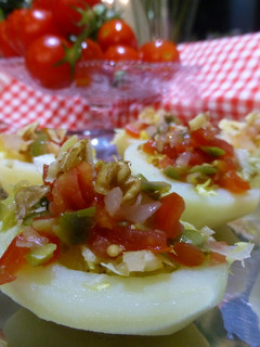 Una foto de Cesta de patata con ensalada