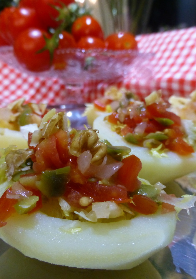 Una foto de Cesta de patata con ensalada