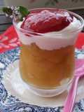 Postre de manzana fácil con salsa de frambuesas