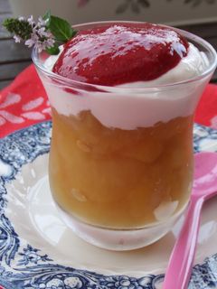 Una foto de Postre de manzana fácil con salsa de frambuesas