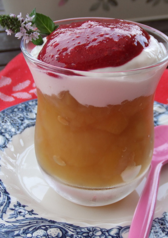 Una foto de Postre de manzana fácil con salsa de frambuesas