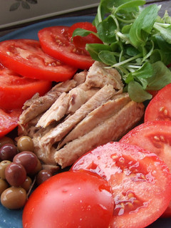 Una foto de Plato de tomates con melva y aceitunas