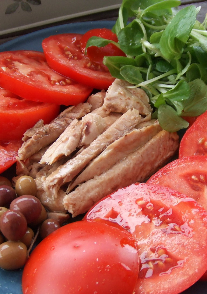 Una foto de Plato de tomates con melva y aceitunas