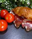 Canapé mini croissant de tomate y jamón