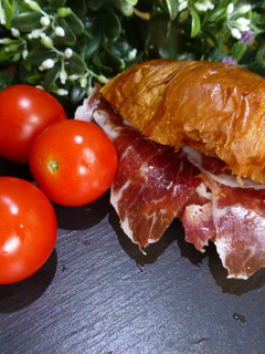 Una foto de Canapé mini croissant de tomate y jamón